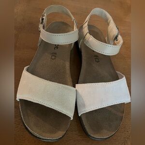 NWT! Naot white& beige sandals